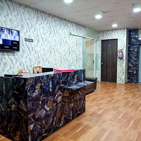 Hotel Gokul Solitaire, Surat Bhatha Bagian luar foto