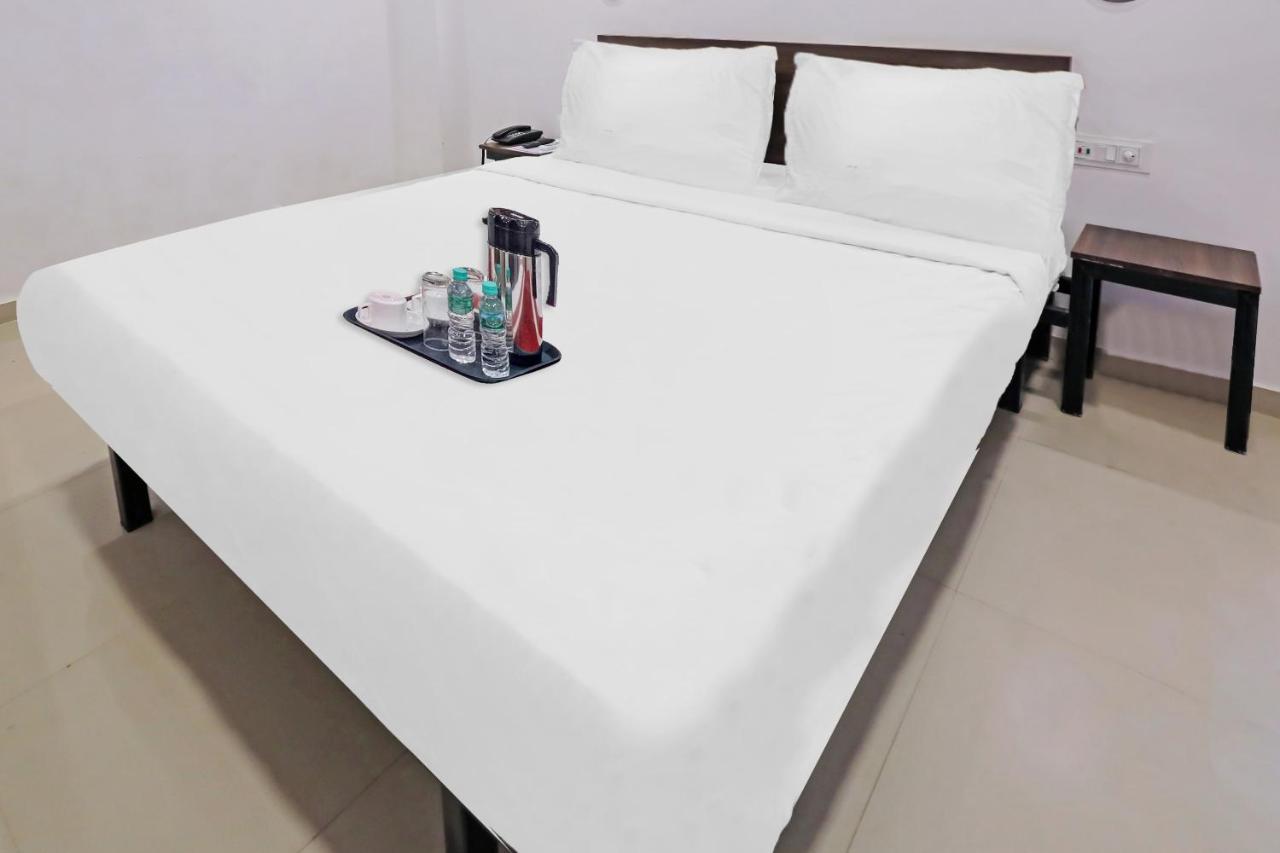 Hotel Gokul Solitaire, Surat Bhatha Bagian luar foto