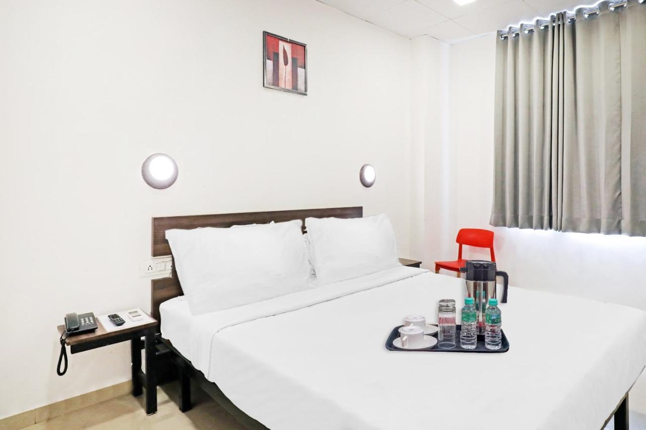 Hotel Gokul Solitaire, Surat Bhatha Bagian luar foto