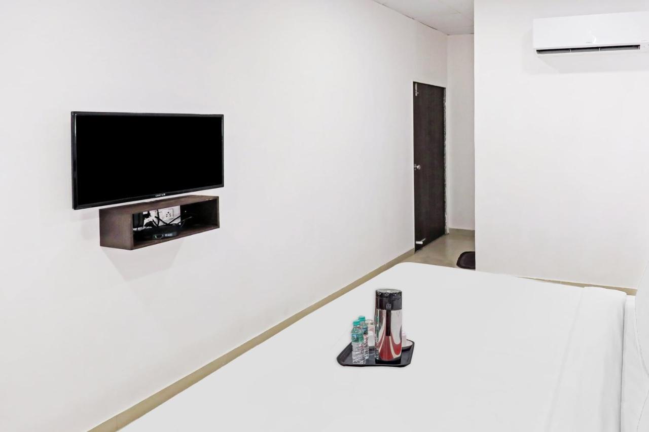 Hotel Gokul Solitaire, Surat Bhatha Bagian luar foto