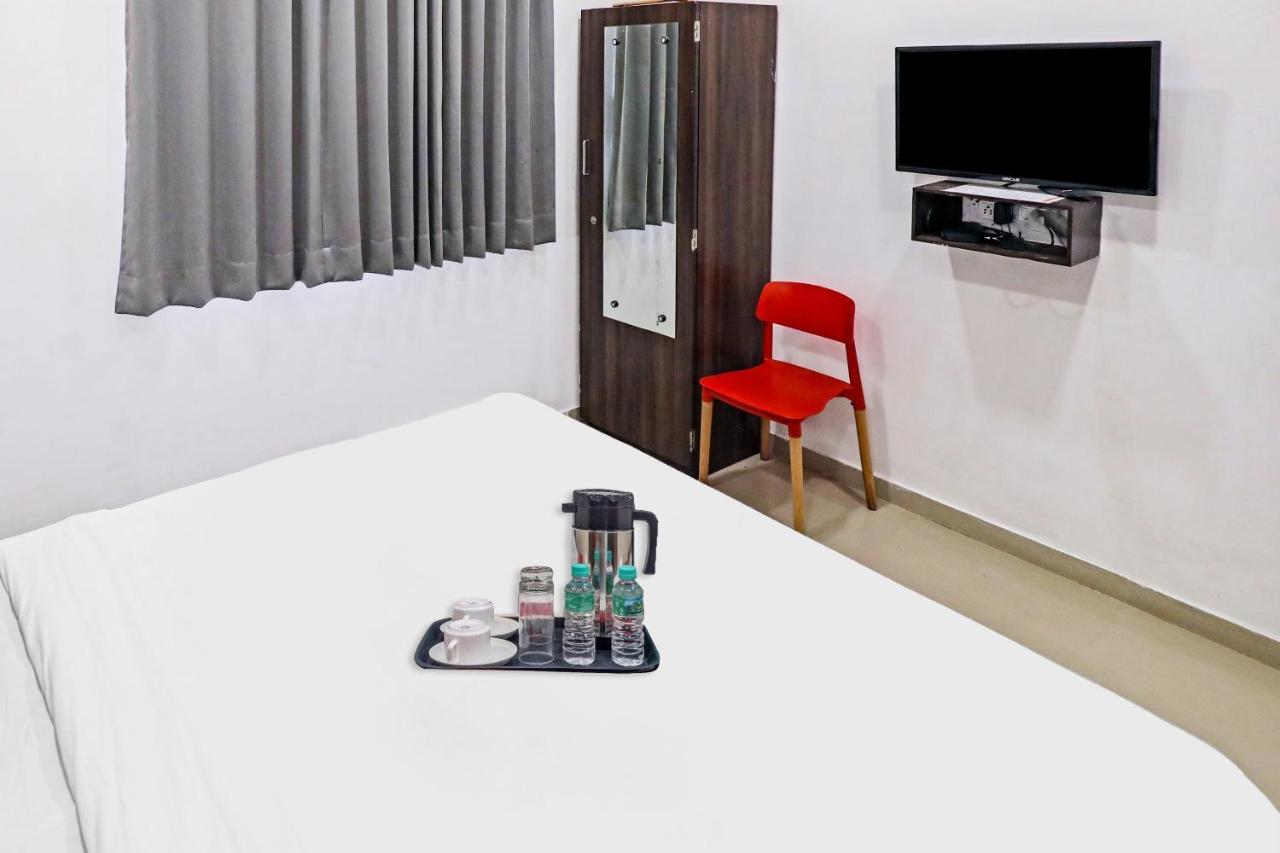 Hotel Gokul Solitaire, Surat Bhatha Bagian luar foto