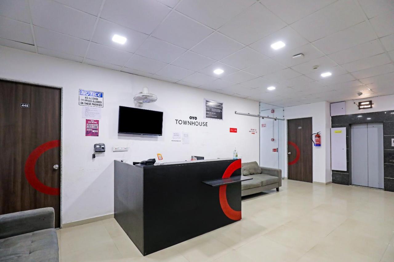 Hotel Gokul Solitaire, Surat Bhatha Bagian luar foto