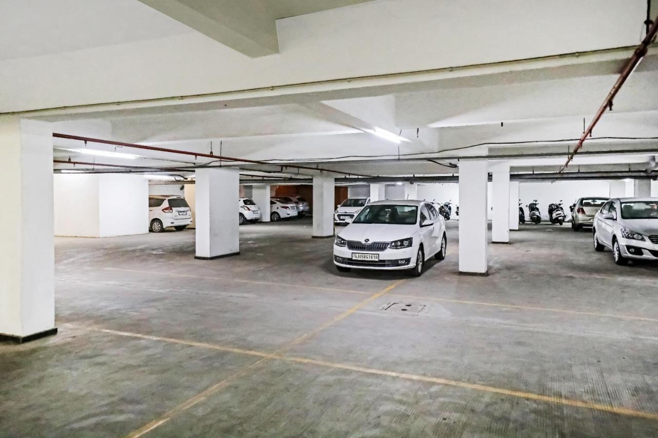 Hotel Gokul Solitaire, Surat Bhatha Bagian luar foto