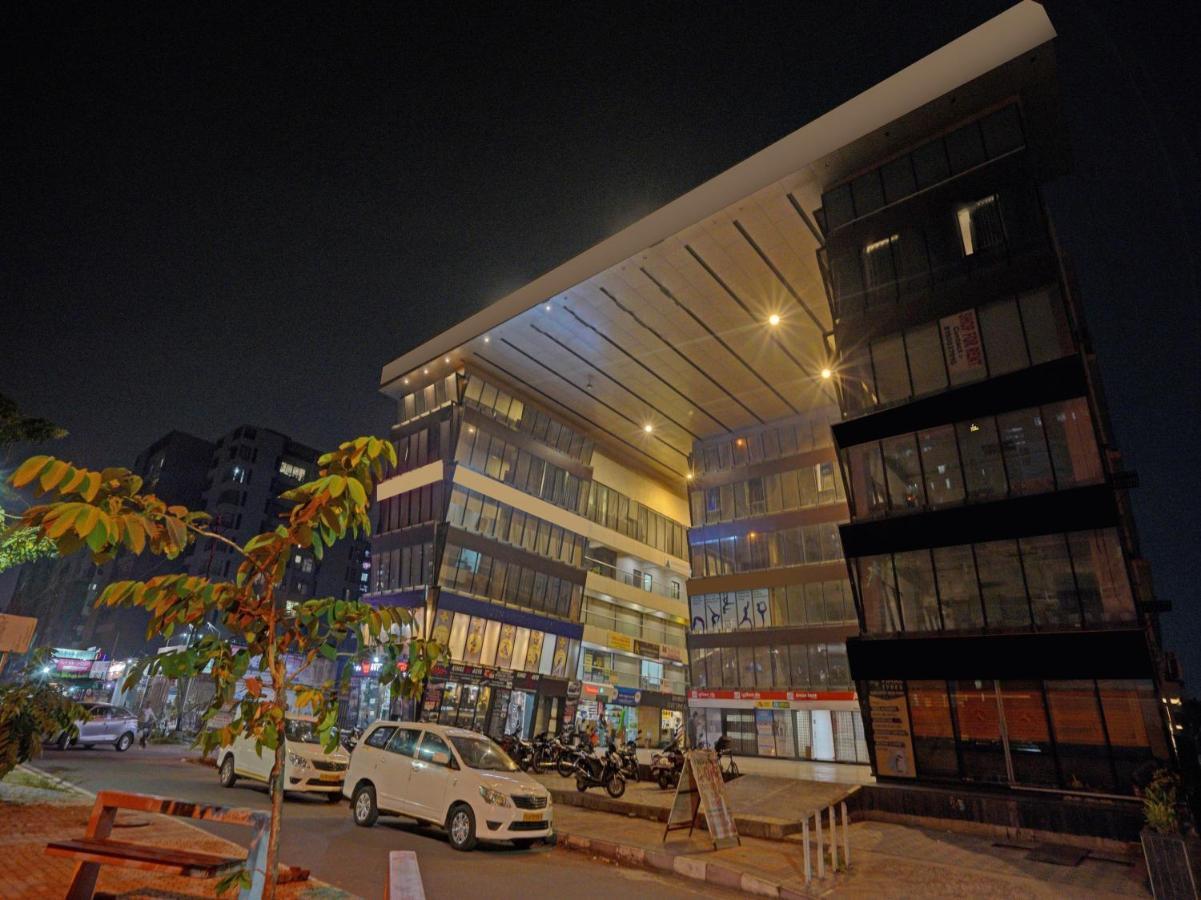 Hotel Gokul Solitaire, Surat Bhatha Bagian luar foto