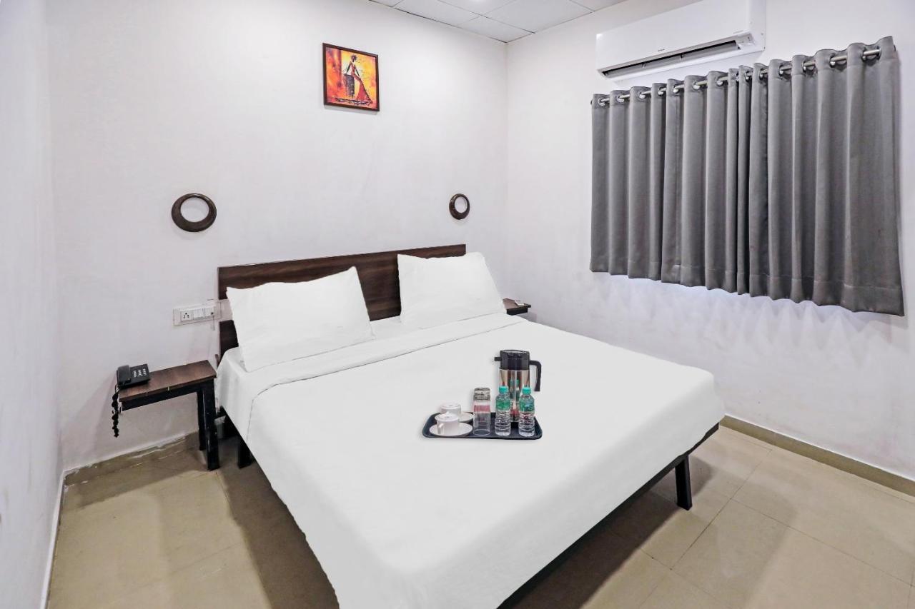 Hotel Gokul Solitaire, Surat Bhatha Bagian luar foto
