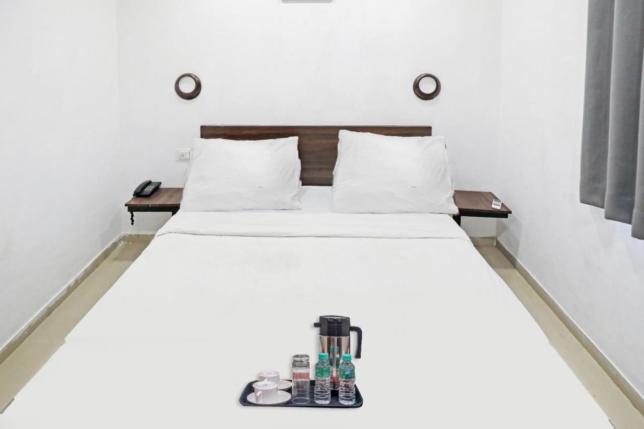 Hotel Gokul Solitaire, Surat Bhatha Bagian luar foto