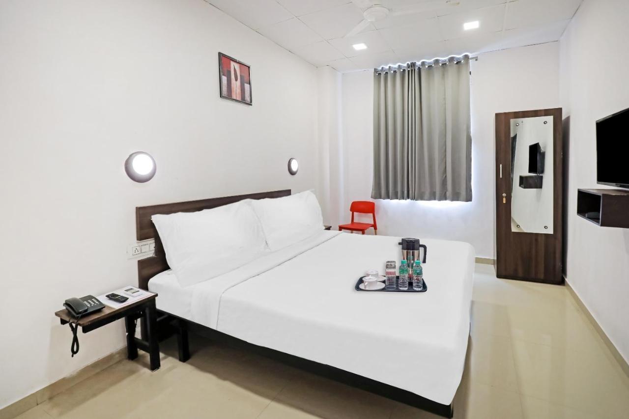 Hotel Gokul Solitaire, Surat Bhatha Bagian luar foto