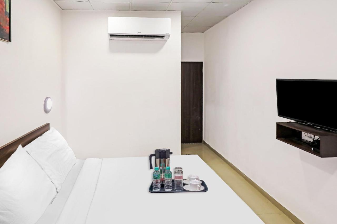 Hotel Gokul Solitaire, Surat Bhatha Bagian luar foto