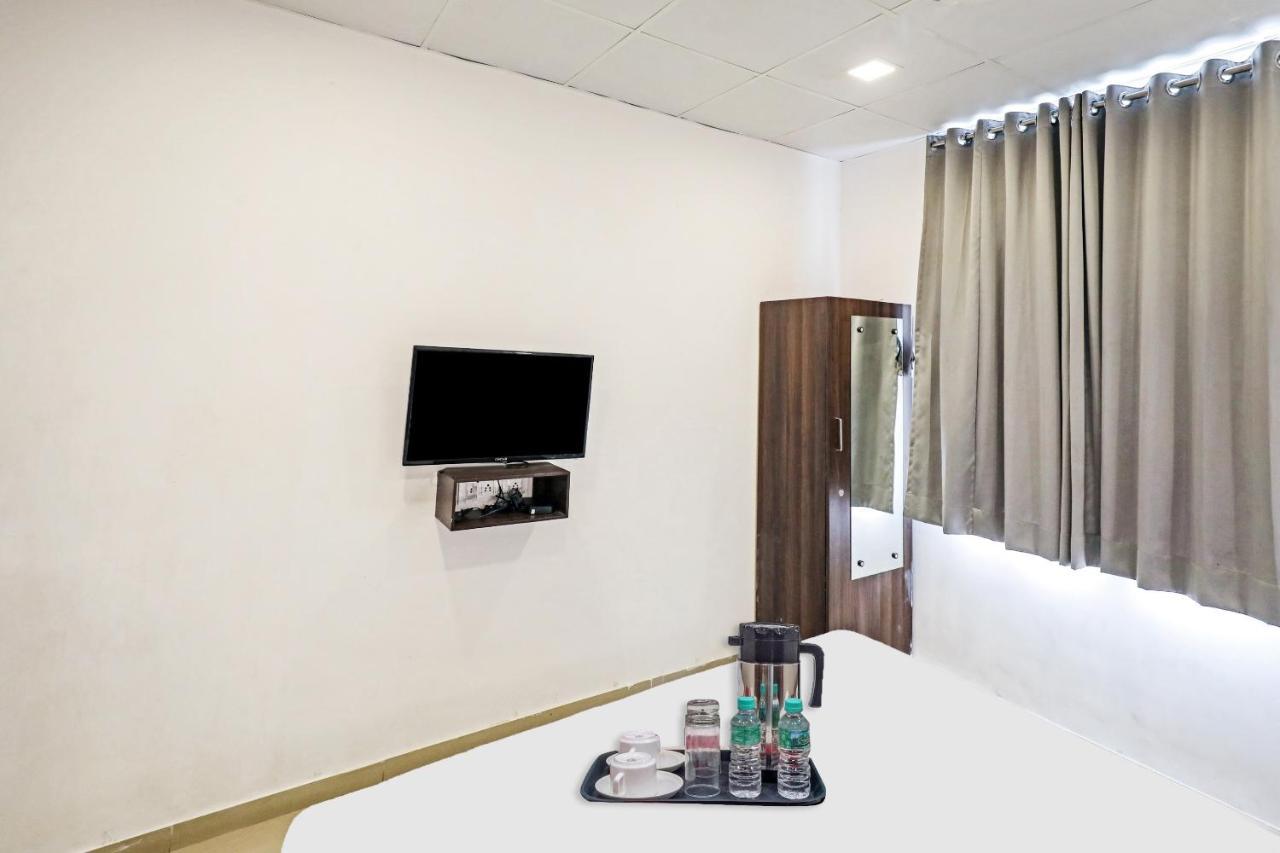 Hotel Gokul Solitaire, Surat Bhatha Bagian luar foto