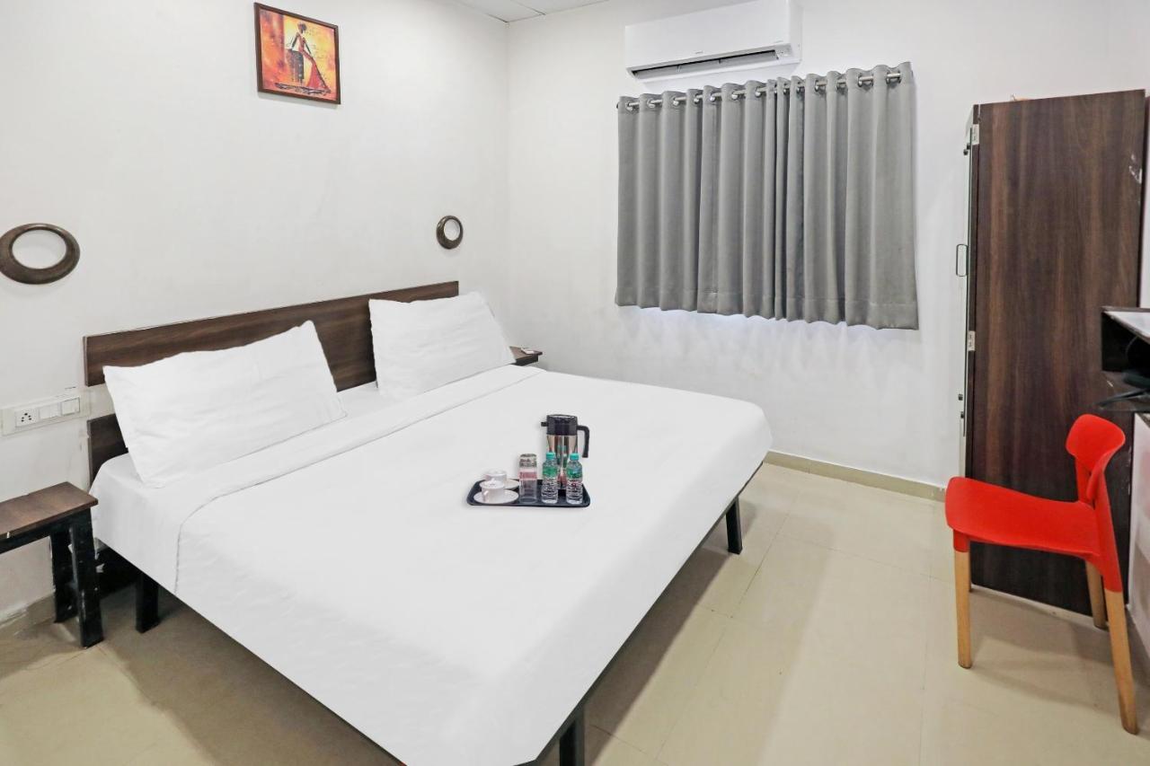 Hotel Gokul Solitaire, Surat Bhatha Bagian luar foto
