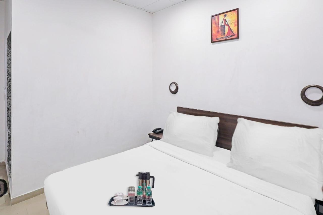 Hotel Gokul Solitaire, Surat Bhatha Bagian luar foto