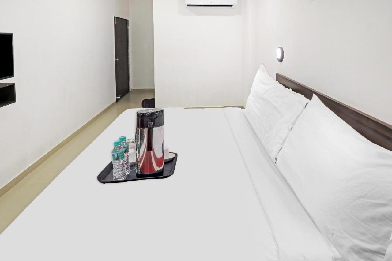 Hotel Gokul Solitaire, Surat Bhatha Bagian luar foto