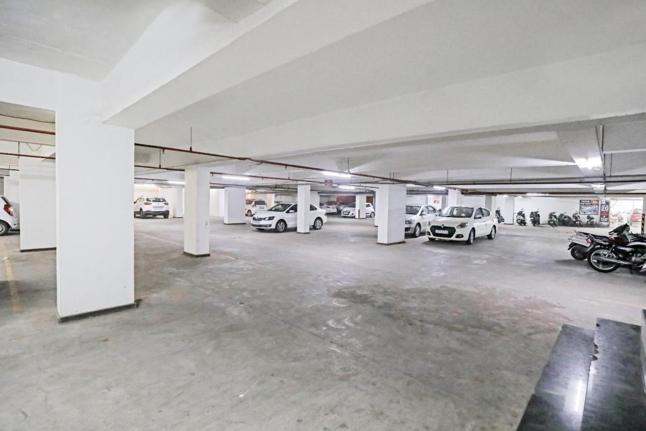 Hotel Gokul Solitaire, Surat Bhatha Bagian luar foto