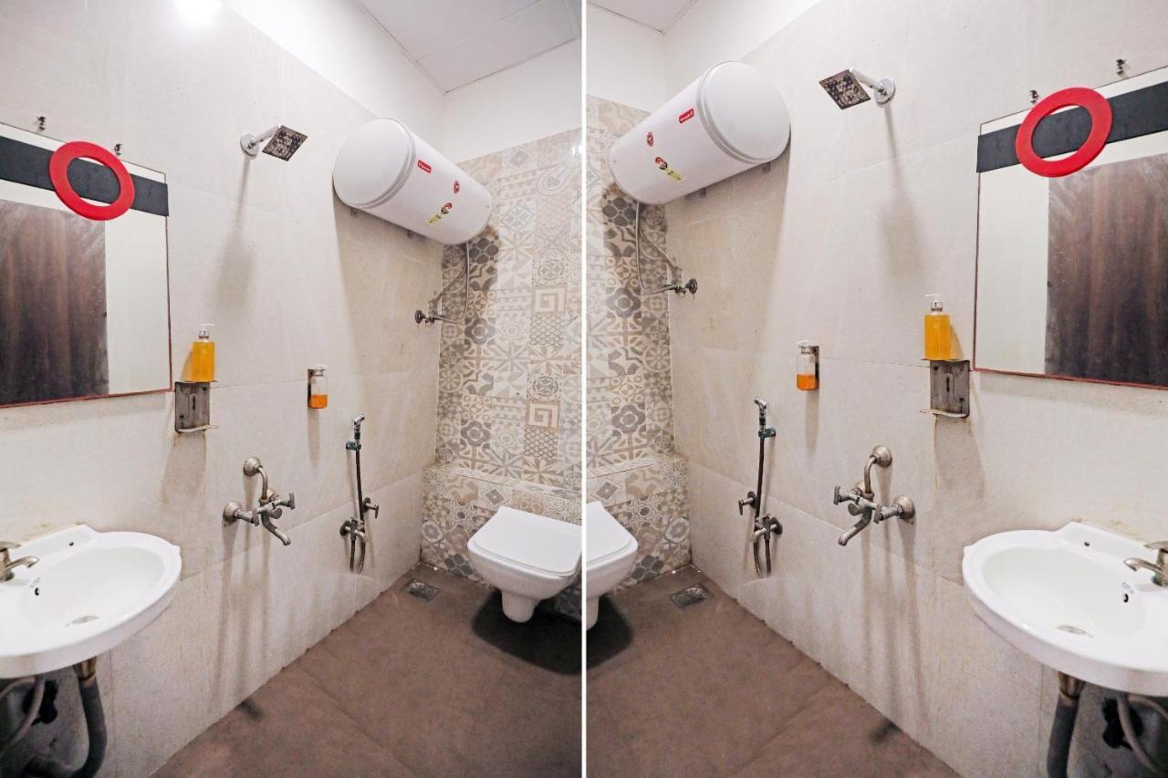 Hotel Gokul Solitaire, Surat Bhatha Bagian luar foto