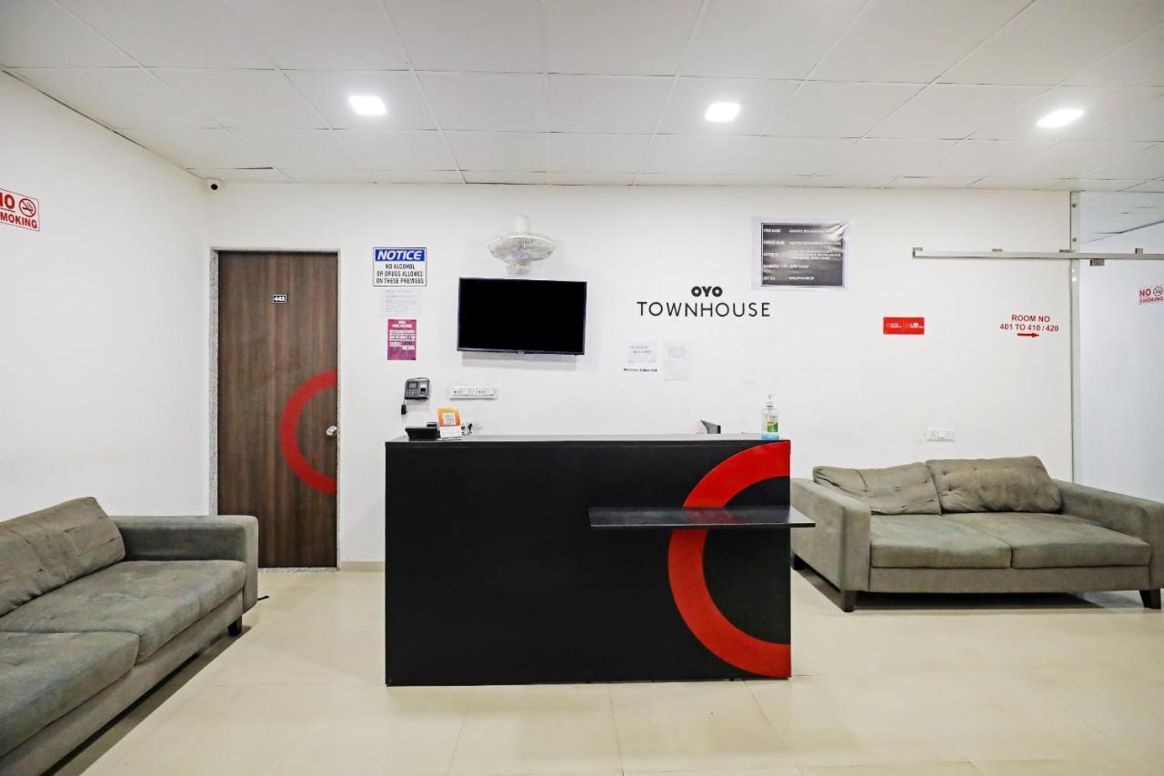 Hotel Gokul Solitaire, Surat Bhatha Bagian luar foto