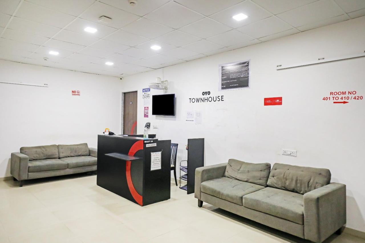 Hotel Gokul Solitaire, Surat Bhatha Bagian luar foto