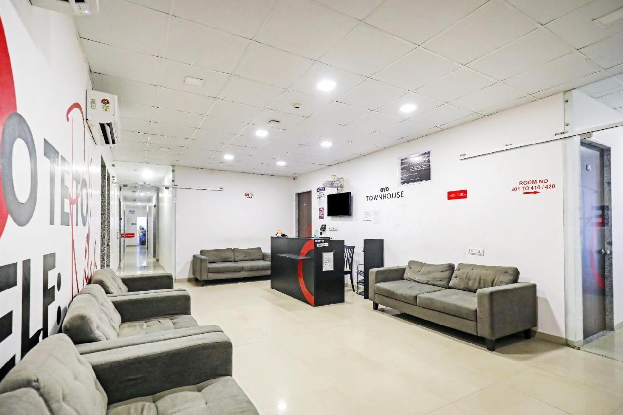 Hotel Gokul Solitaire, Surat Bhatha Bagian luar foto
