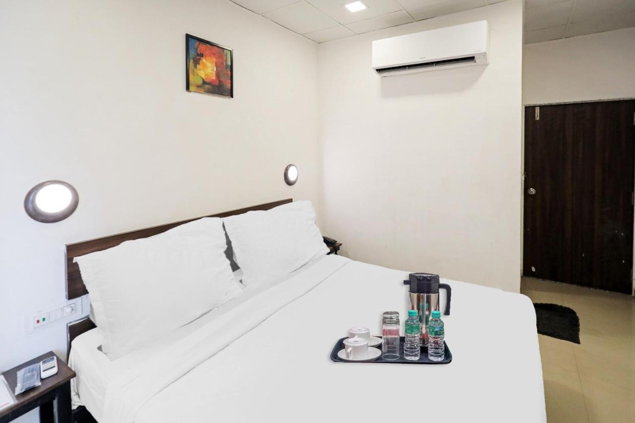 Hotel Gokul Solitaire, Surat Bhatha Bagian luar foto