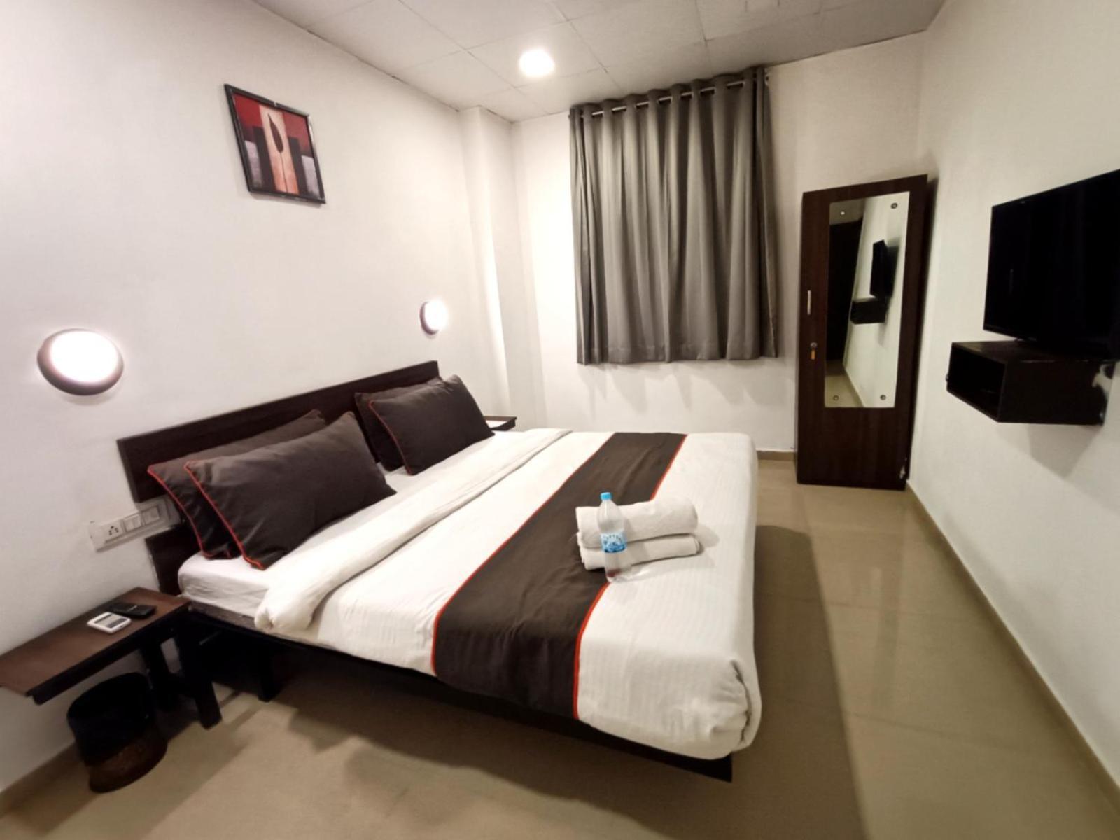 Hotel Gokul Solitaire, Surat Bhatha Bagian luar foto