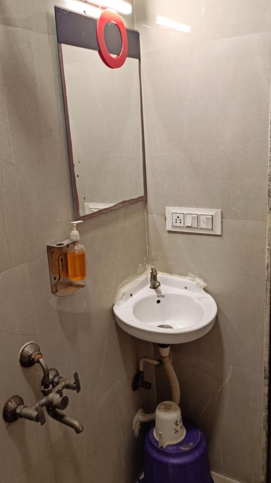 Hotel Gokul Solitaire, Surat Bhatha Bagian luar foto