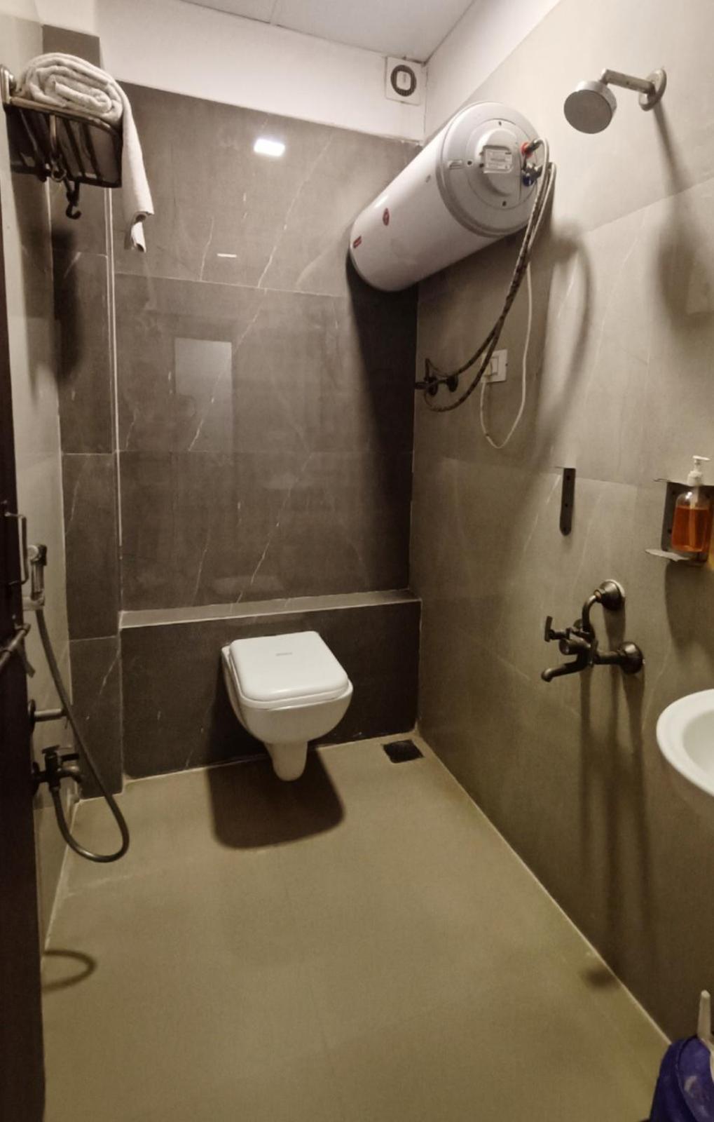 Hotel Gokul Solitaire, Surat Bhatha Bagian luar foto
