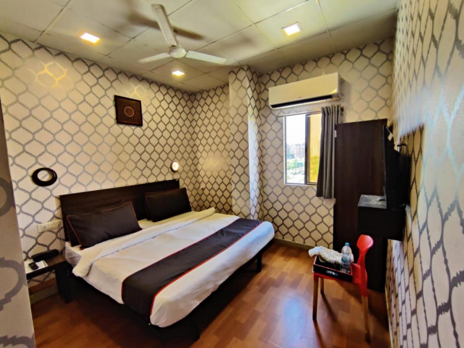 Hotel Gokul Solitaire, Surat Bhatha Bagian luar foto