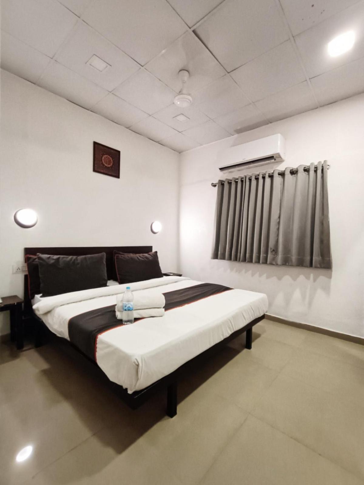 Hotel Gokul Solitaire, Surat Bhatha Bagian luar foto