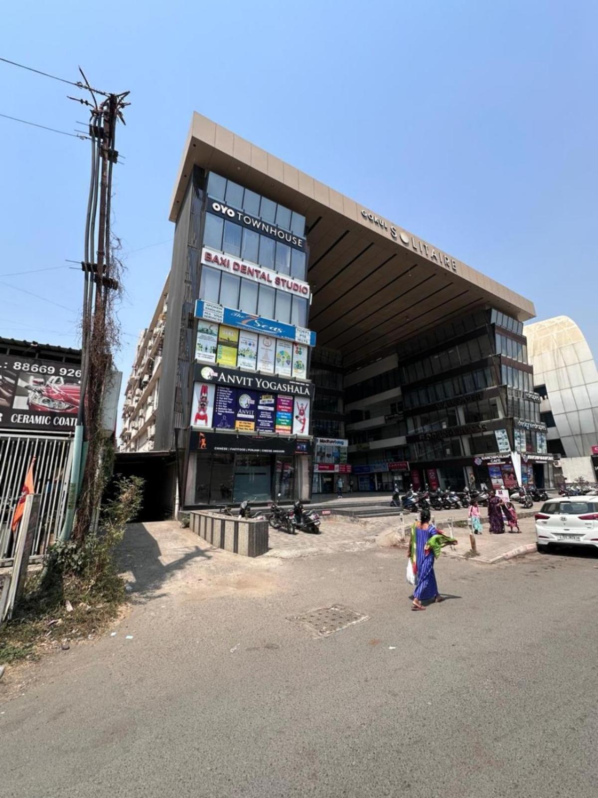 Hotel Gokul Solitaire, Surat Bhatha Bagian luar foto