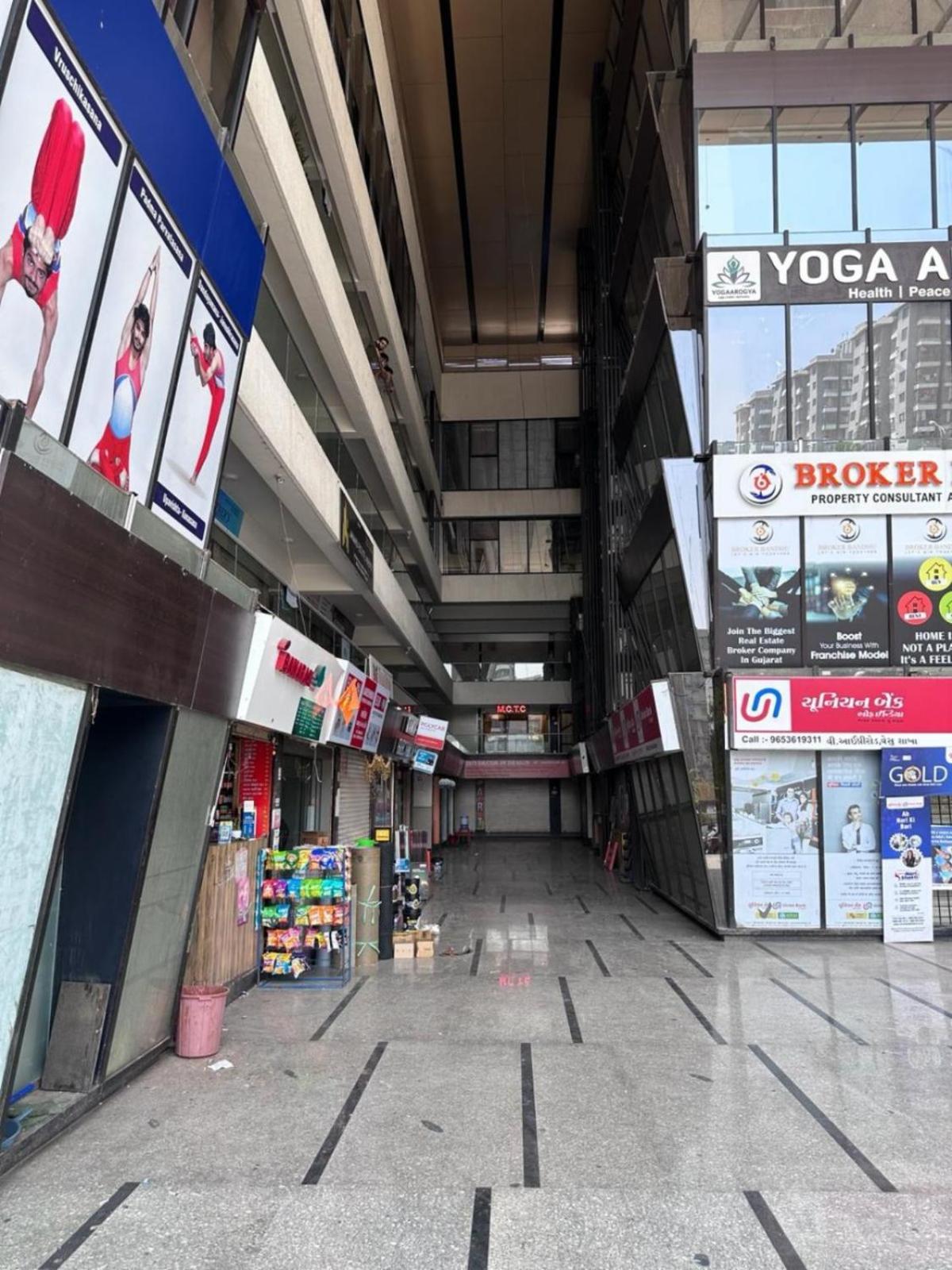 Hotel Gokul Solitaire, Surat Bhatha Bagian luar foto