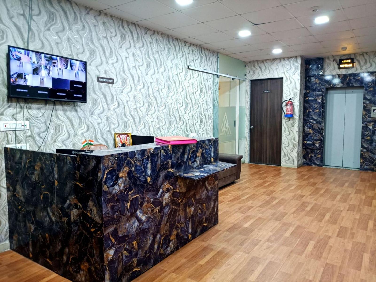 Hotel Gokul Solitaire, Surat Bhatha Bagian luar foto
