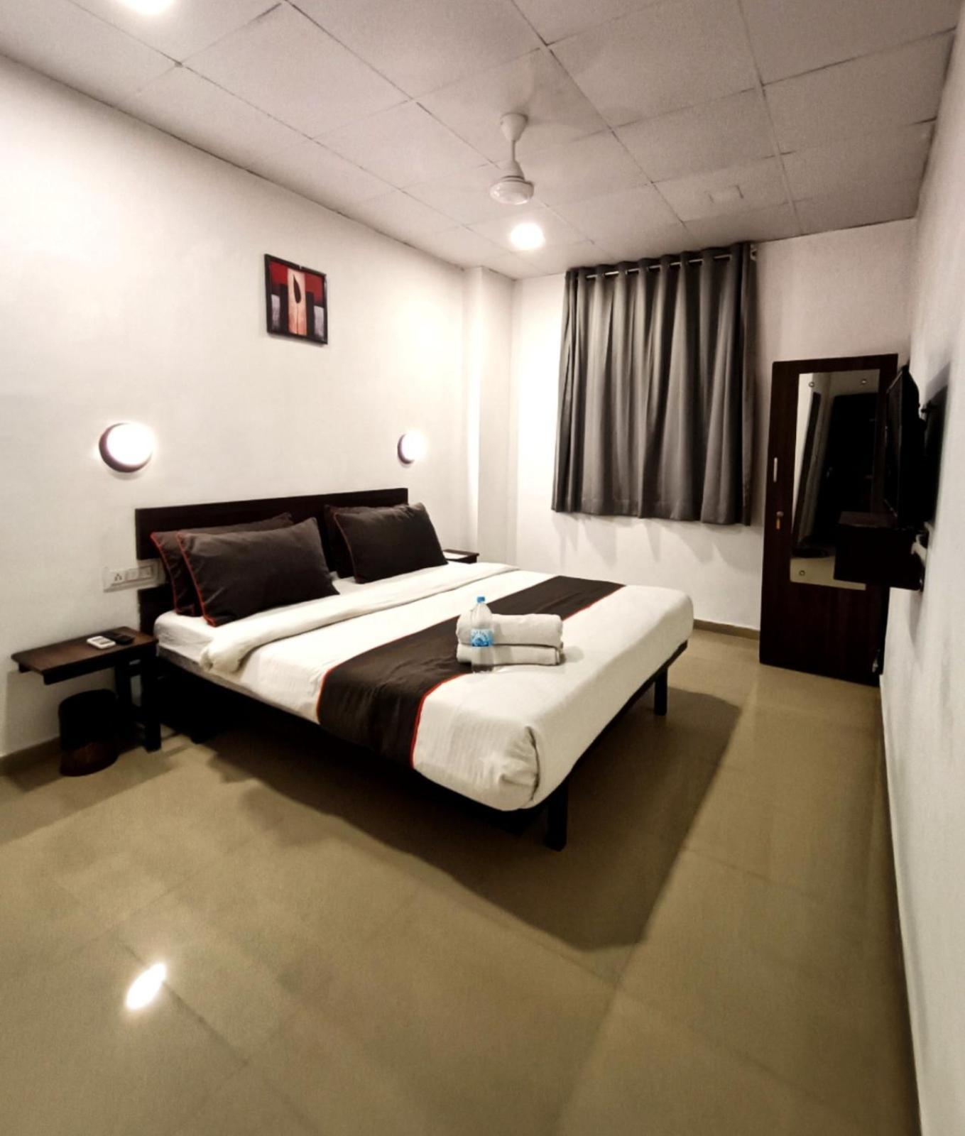 Hotel Gokul Solitaire, Surat Bhatha Bagian luar foto