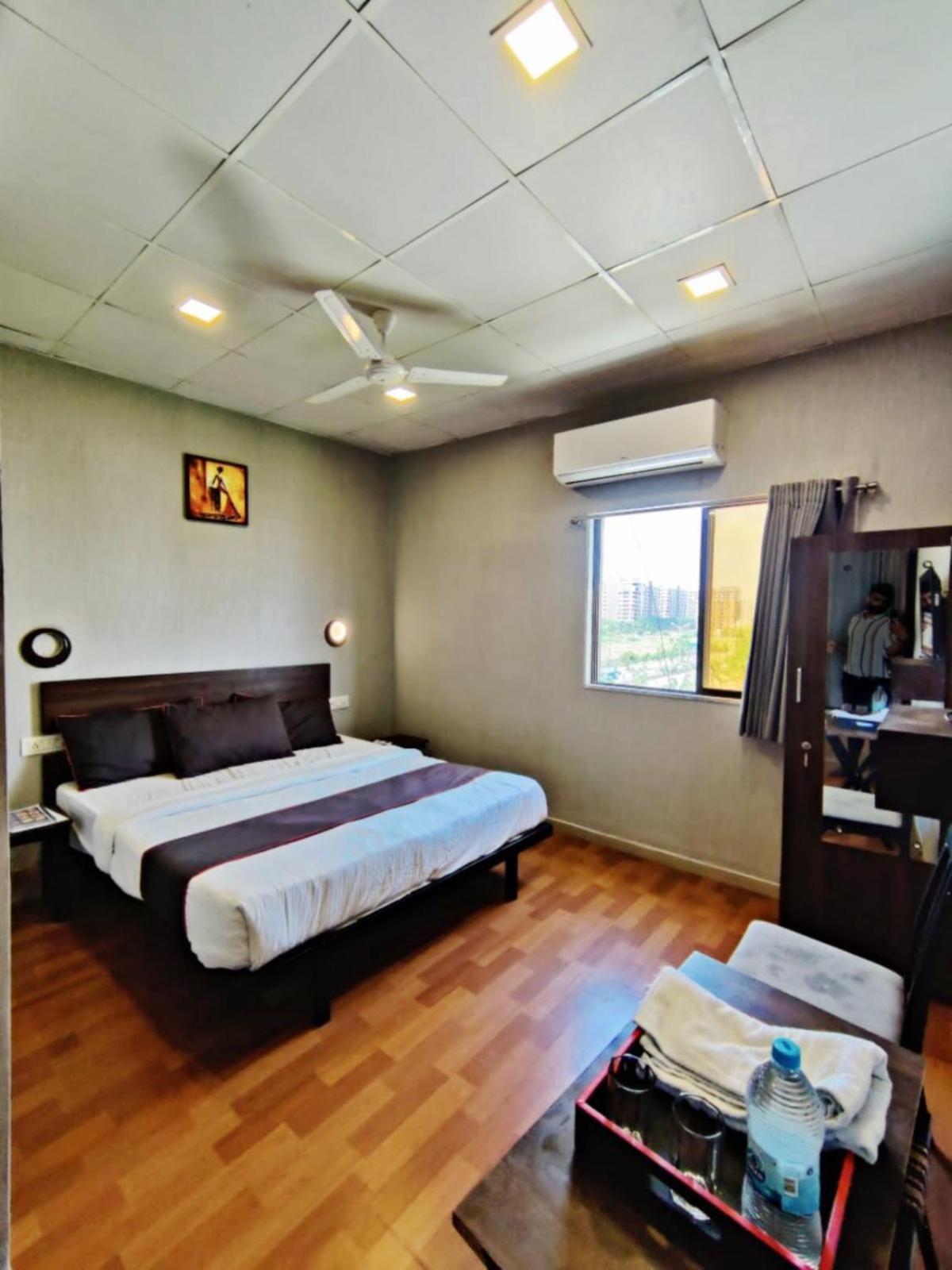 Hotel Gokul Solitaire, Surat Bhatha Bagian luar foto