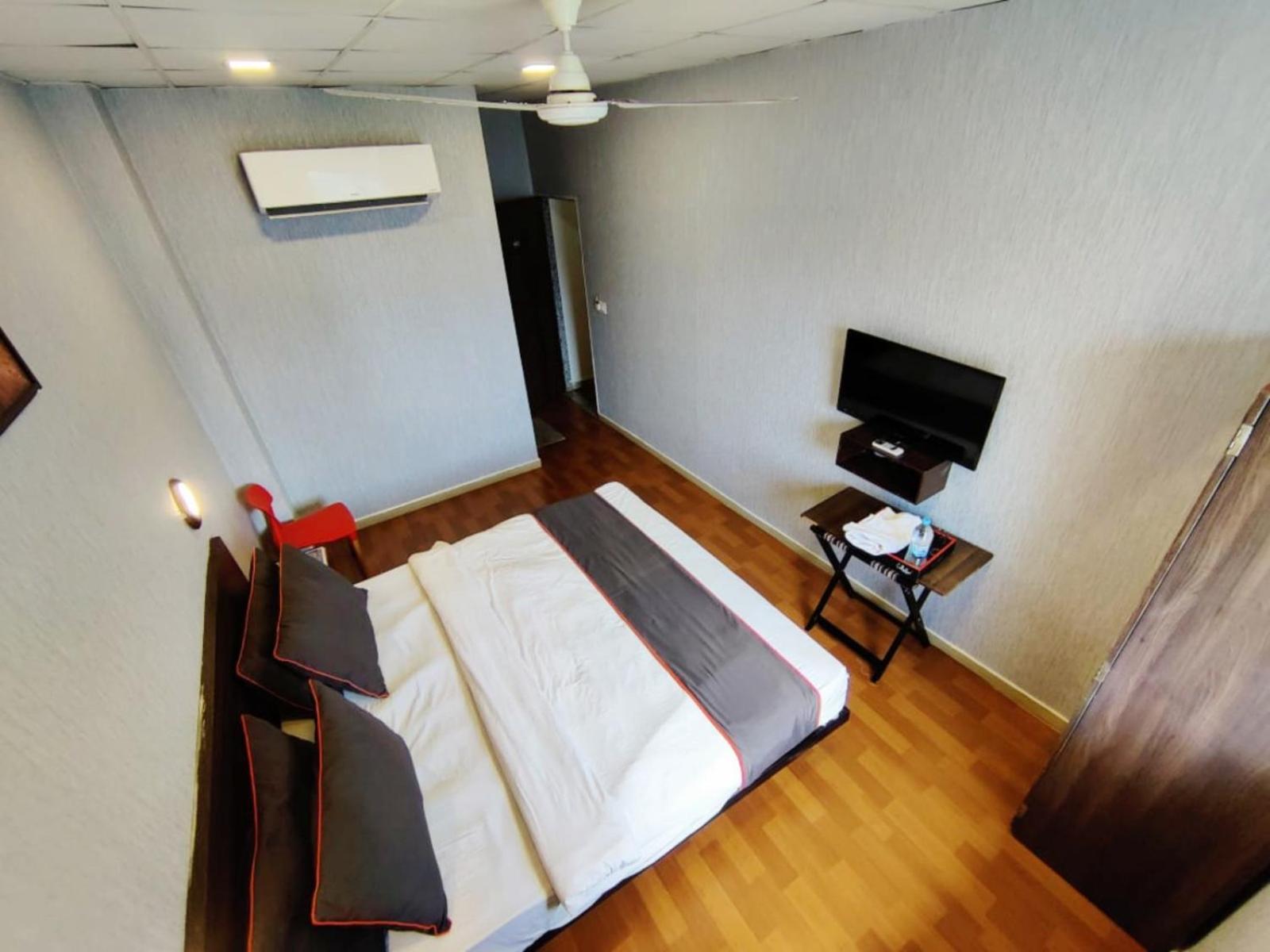 Hotel Gokul Solitaire, Surat Bhatha Bagian luar foto