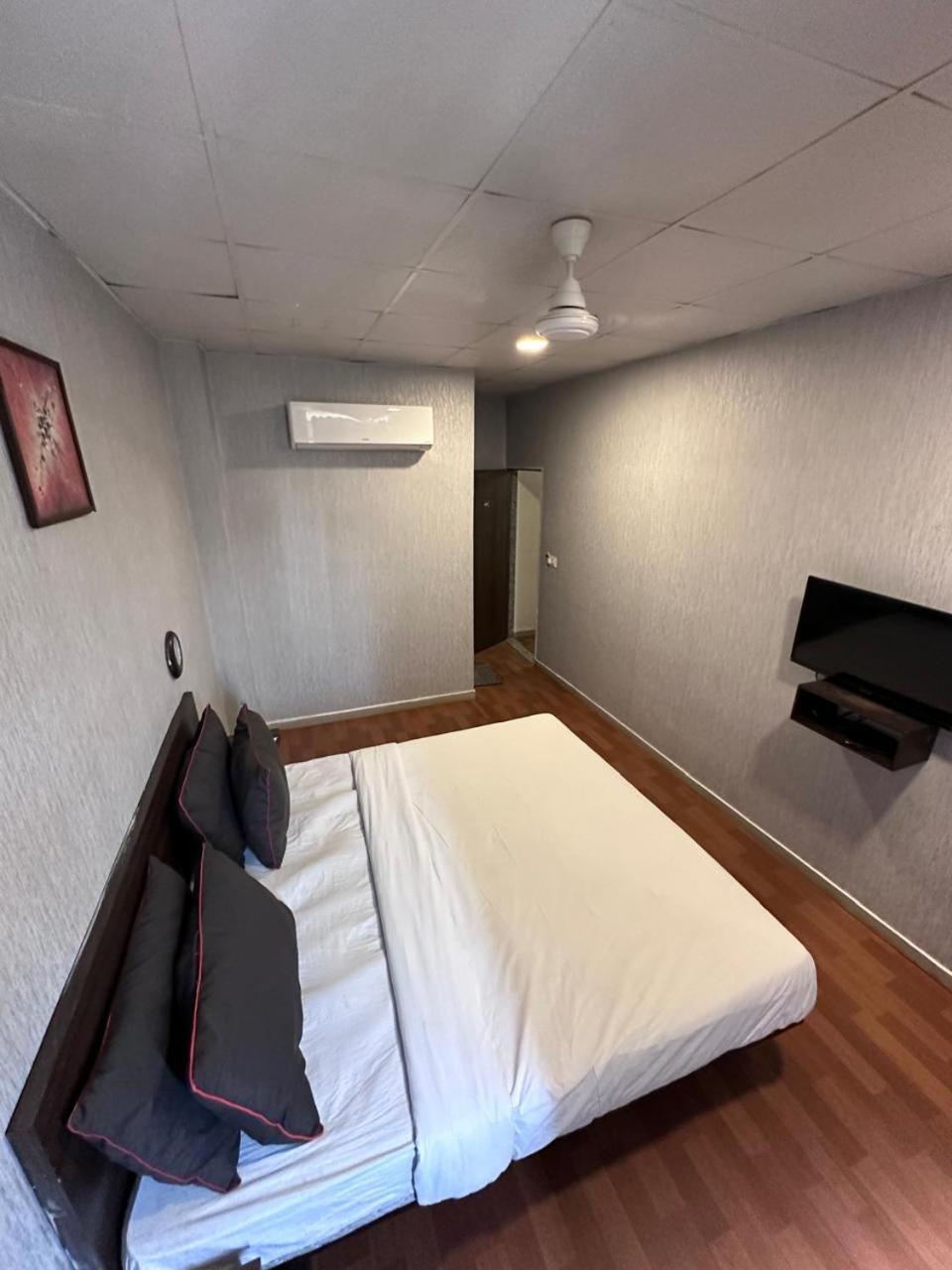 Hotel Gokul Solitaire, Surat Bhatha Bagian luar foto
