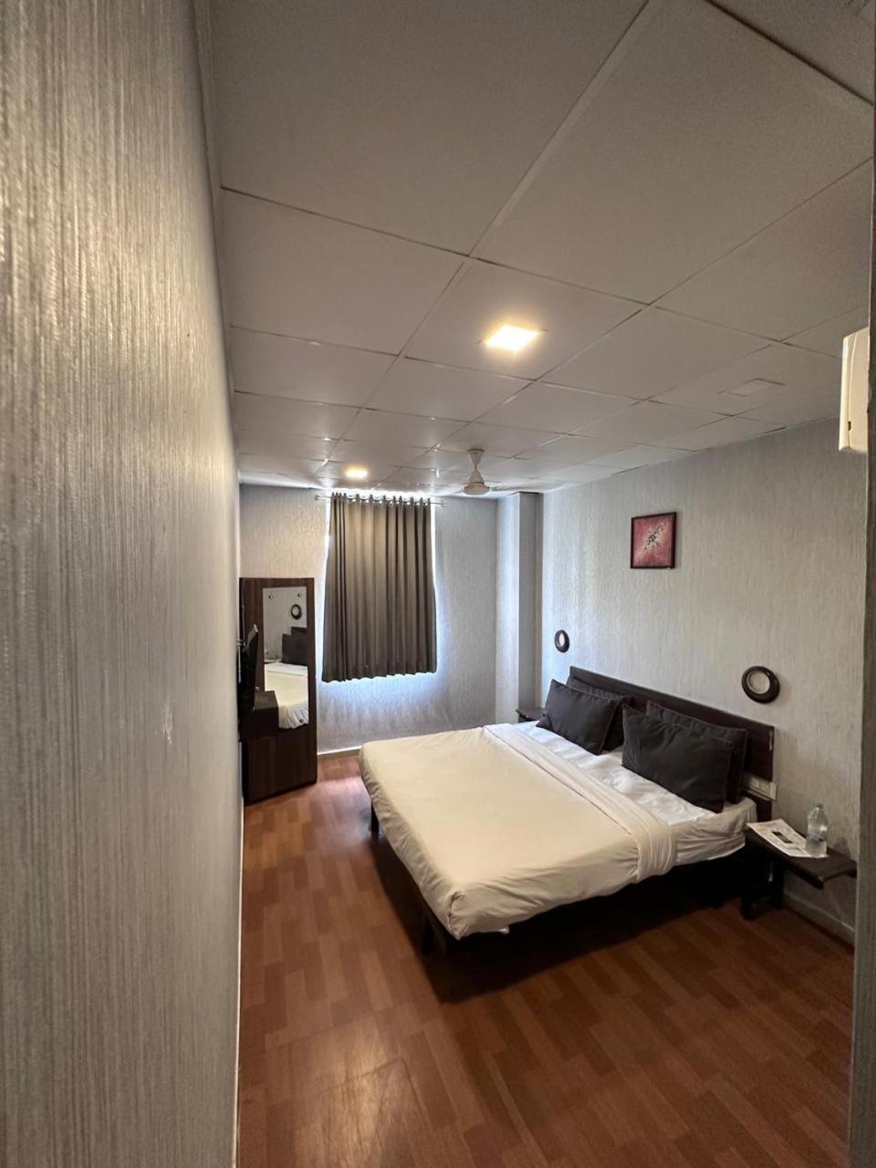 Hotel Gokul Solitaire, Surat Bhatha Bagian luar foto
