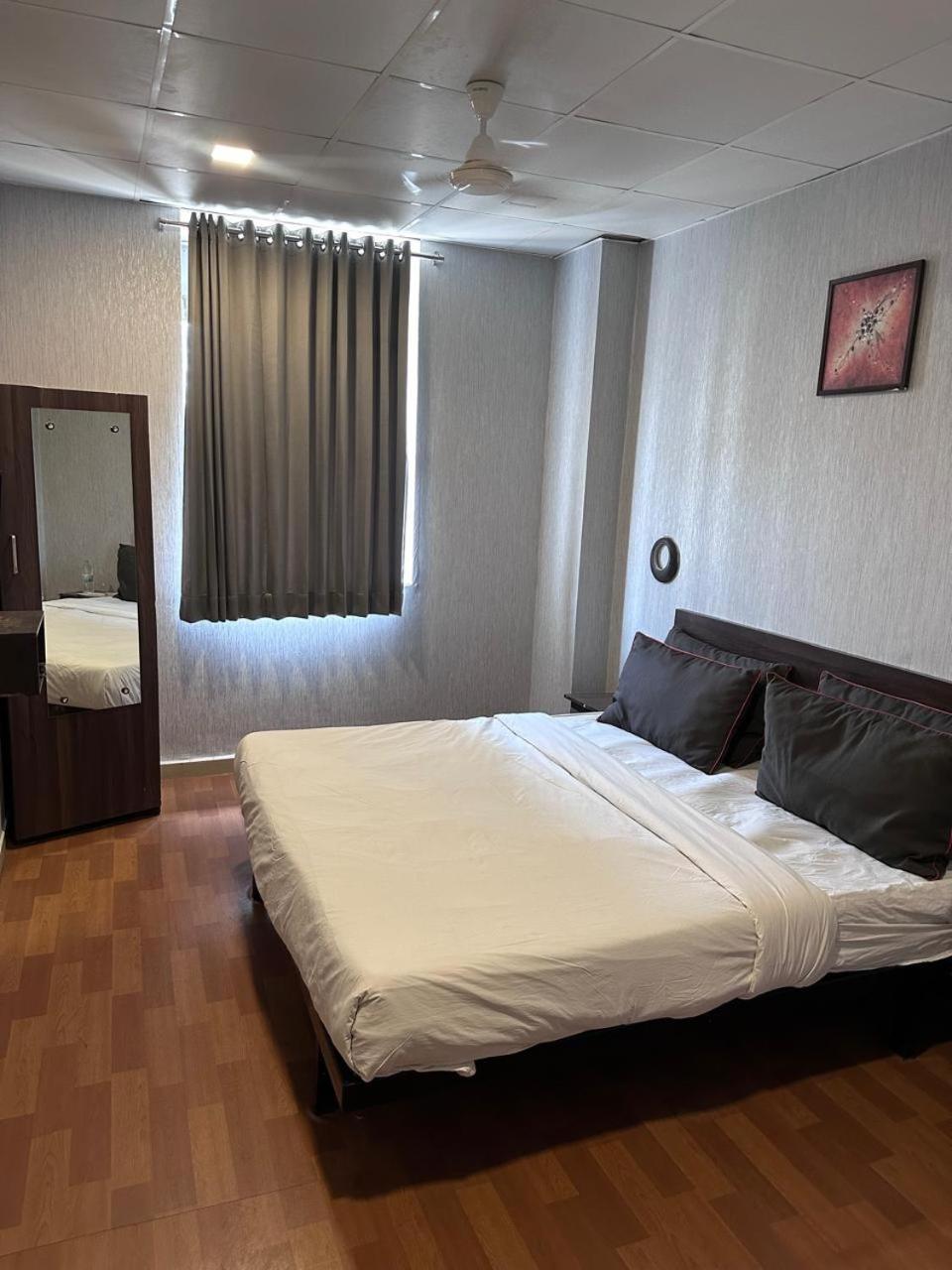 Hotel Gokul Solitaire, Surat Bhatha Bagian luar foto