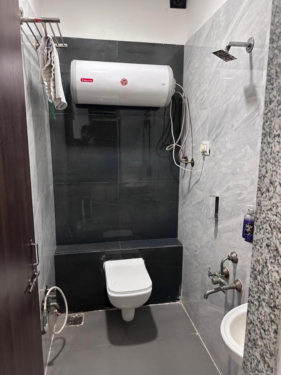 Hotel Gokul Solitaire, Surat Bhatha Bagian luar foto
