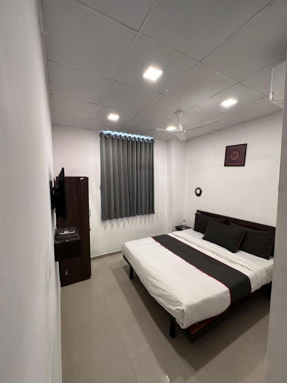 Hotel Gokul Solitaire, Surat Bhatha Bagian luar foto