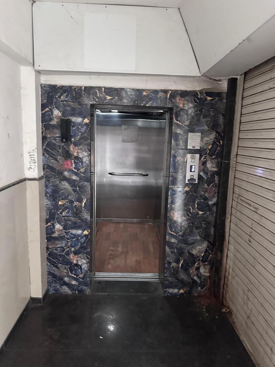 Hotel Gokul Solitaire, Surat Bhatha Bagian luar foto