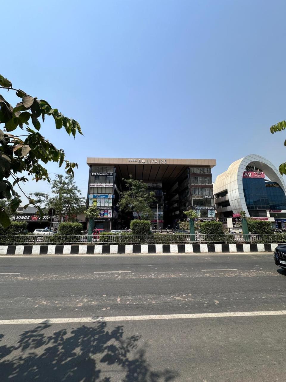 Hotel Gokul Solitaire, Surat Bhatha Bagian luar foto