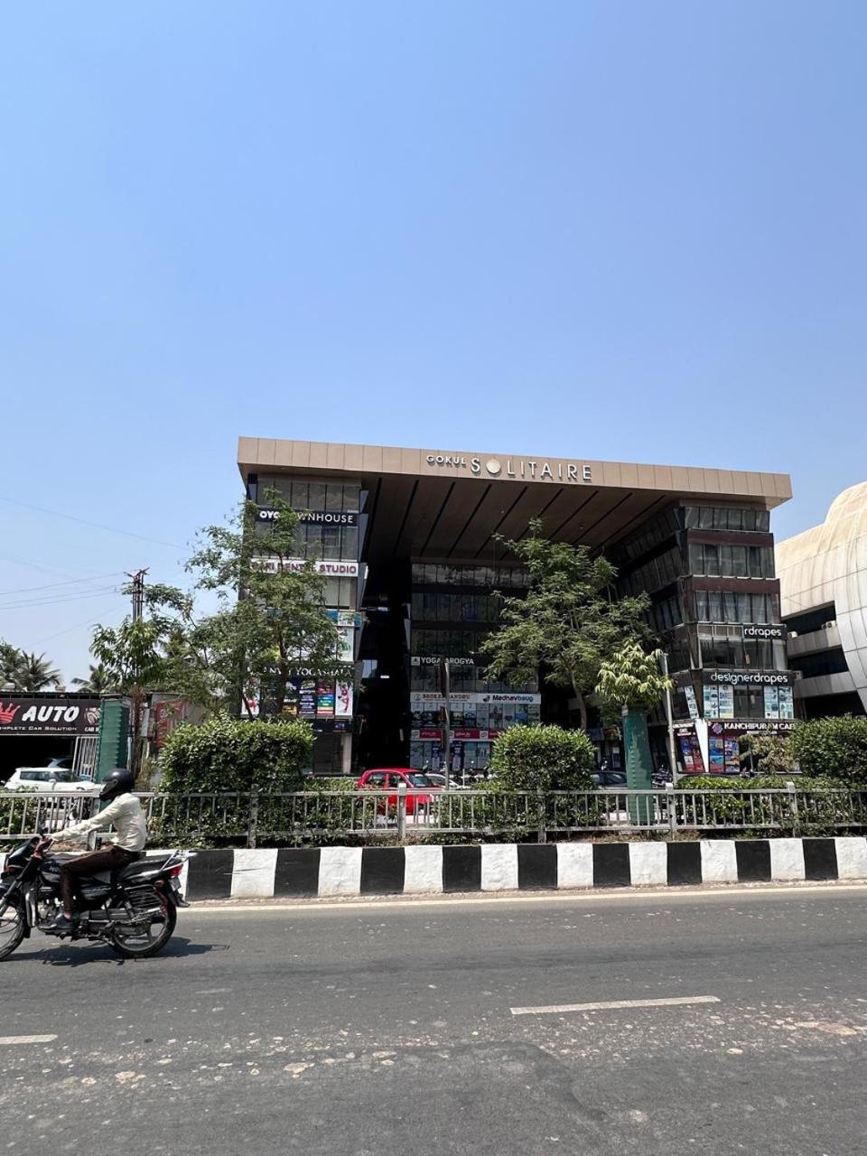Hotel Gokul Solitaire, Surat Bhatha Bagian luar foto